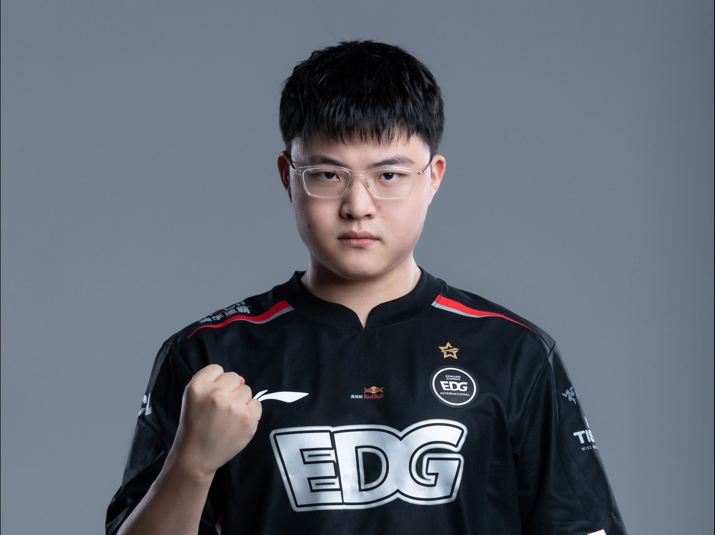 Uzi迎来十二赛季高光表现，MAD球迷沸腾！(uzis12)